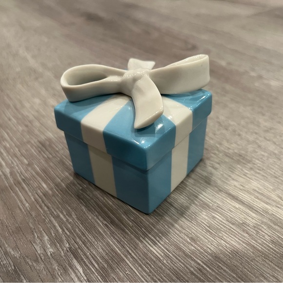 Tiffany blue porcelain Trinket Box - Picture 6 of 14